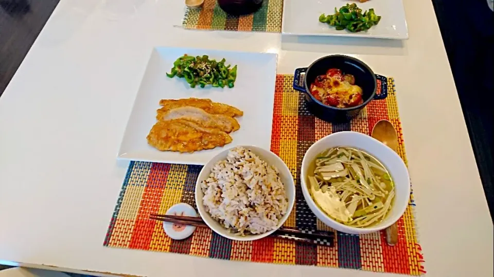 Snapdishの料理写真:今日の夕食 豚肉の香味ソース、ピーマンのおかか炒め、ミニトマトのタルタルソース焼き、雑穀米、きのこの白だしスープ|pinknari🐰🌈さん