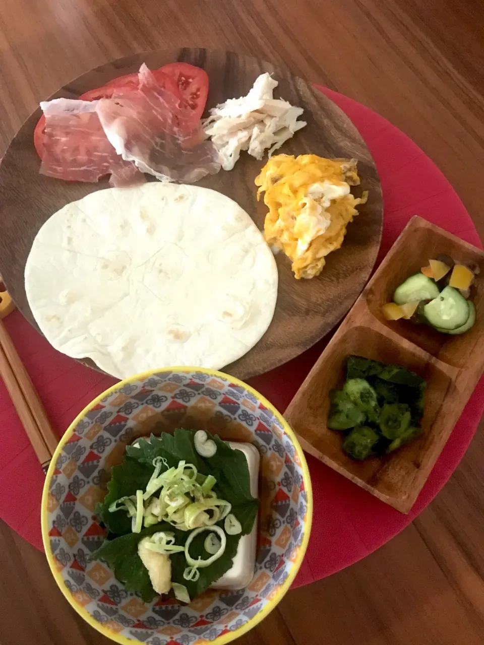 トルティーヤ夕飯
#炒り卵
#トマト
#生ハム
#サラダチキン
#キュウリのバジルペースト和え
 #キュウリのピクルス|ATSUMIさん