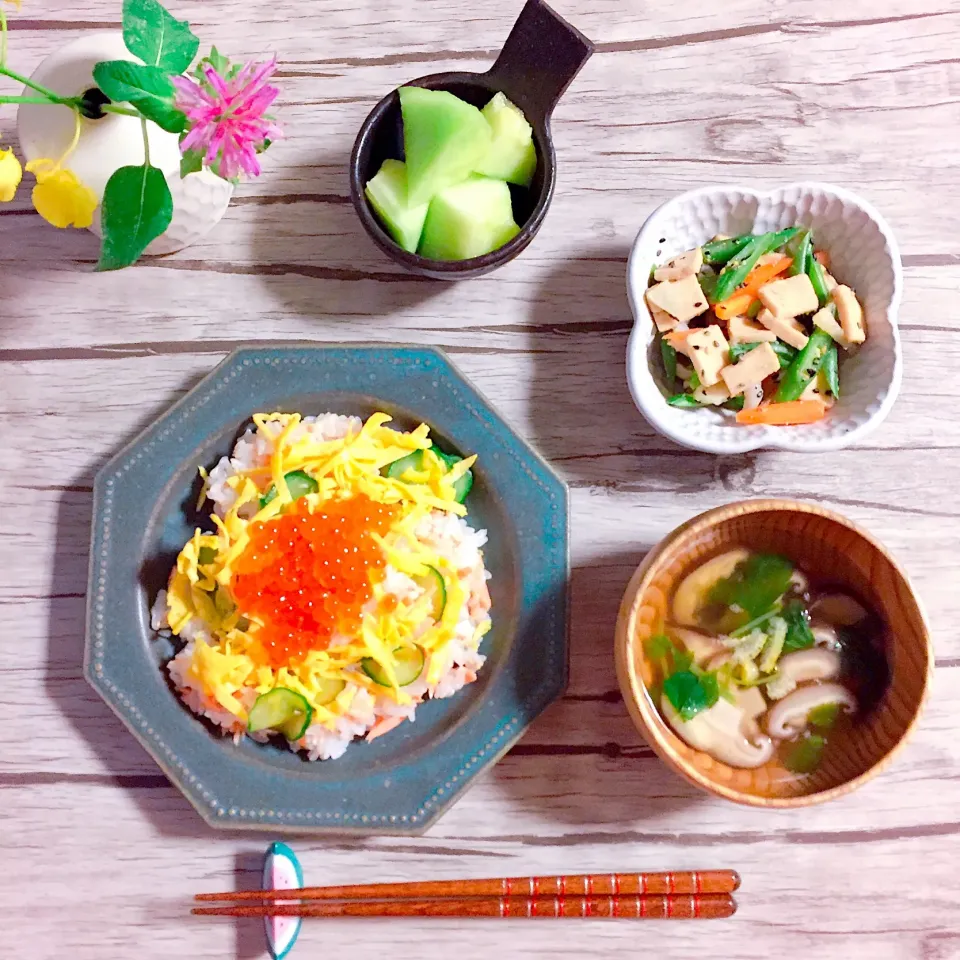 ✣鮭といくらの親子ちらし寿司
✣高野豆腐、いんげん、にんじん、れんこんの胡麻和え
✣しいたけと三つ葉のすまし汁|はらしおりさん