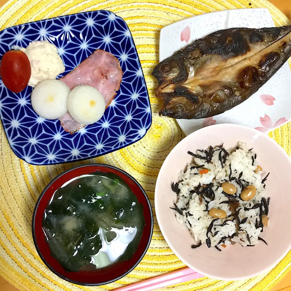 朝食 #娘ごはん  #ほっけ焼き  #ひじきご飯 #わかめ#味噌汁|Sakuraさん