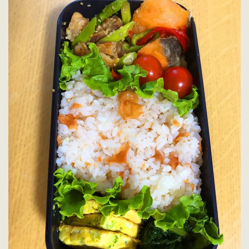 Snapdishの料理写真:パパ弁当♪
鮭の南蛮漬け
照り焼きチキンのアスパラ和え
ブロッコリーの卵焼き
ほうれん草おひたし
梅ごはん|erikaさん