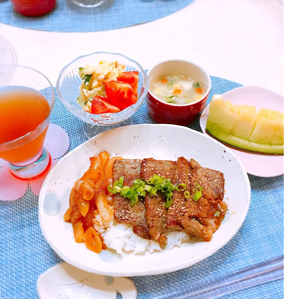 Snapdishの料理写真:和牛ステーキ丼|まかろんさん