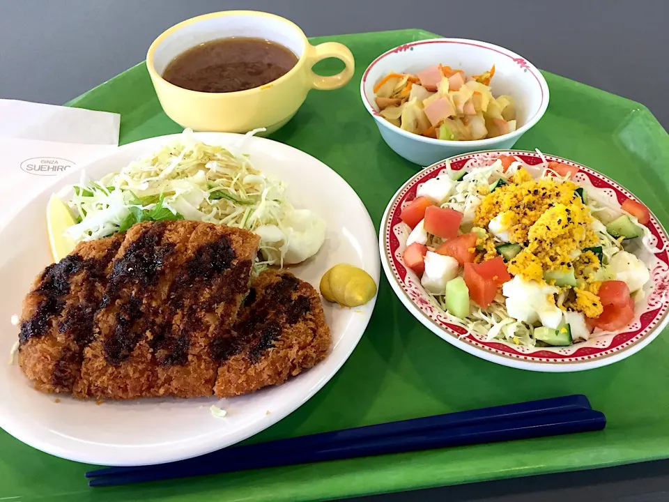 とんかつ、キャベツとハムの辛子醤油和え、ミモザサラダ、オニオンスープ|Tadahiko Watanabeさん