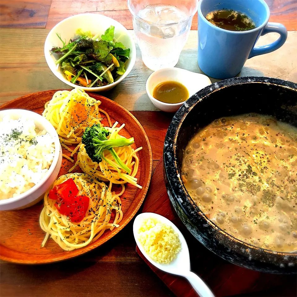 Snapdishの料理写真:よくばり石焼つけ生パスタ
カフェ サンワイズ 西水元  1180|Noriyuki Saitoさん