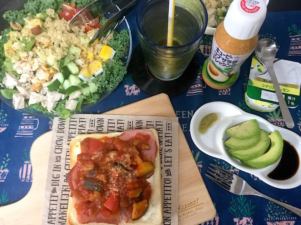 Snapdishの料理写真:ケールのパワーコブサラダ🥗 (キヌア入り)
作り置きラタトゥイユでパンピザ🍕🥪 
アボカドスライス🥑(わさび醤油をつけて)
ダノンビオ(シチリア産レモン🍋) 
アイスモヒートティー🍹|yumyum😋さん