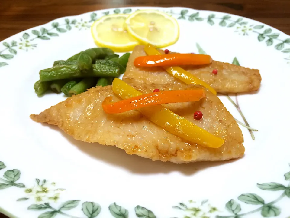 北海道アブラカレイのバタームニエル🐟🌼🎋 インゲンソテー添え🌱|ぱぴこ家さん