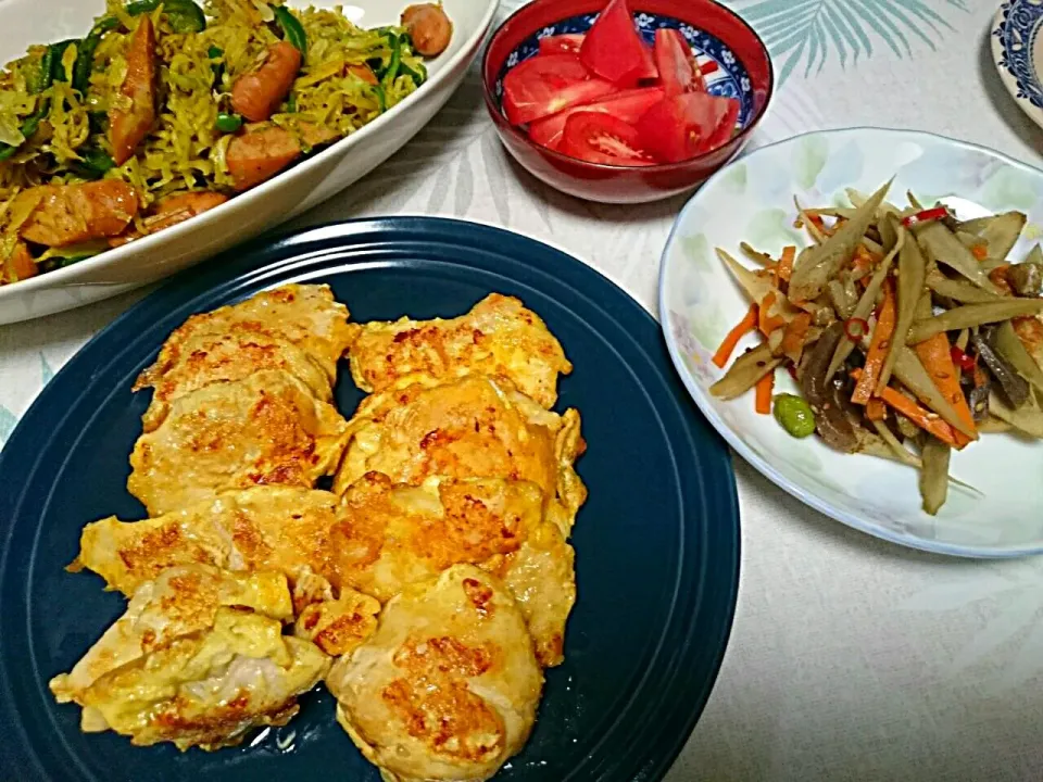 Snapdishの料理写真:☆今日の晩ごはん☆　鶏のピカタ　キャベツ炒め
きんぴらゴボウ　とまと|hamamaさん