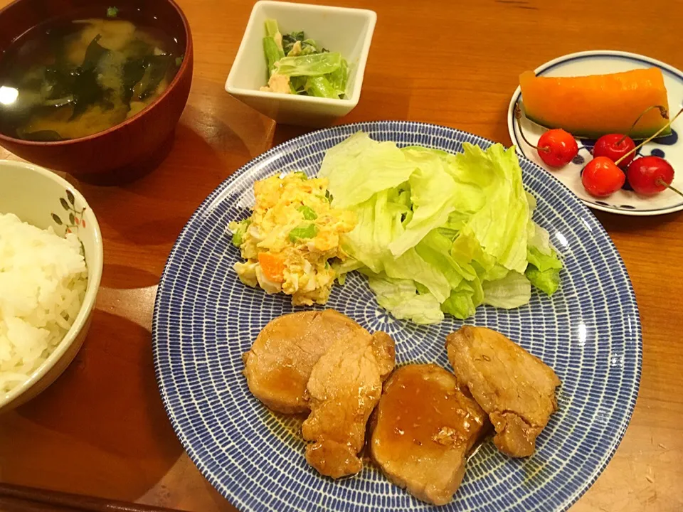 18/07/05 夕飯♪ 豚ヒレ肉のソテー  ポテトサラダ 小松菜ツナ和え 味噌汁  メロン＆サクランボ|ikukoさん