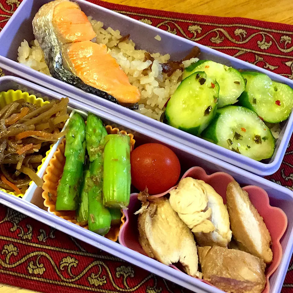 鶏ささみのにんにく醤油と、アスパラのおかか和えと、きんぴら牛蒡と、焼き鮭弁当|もえさん