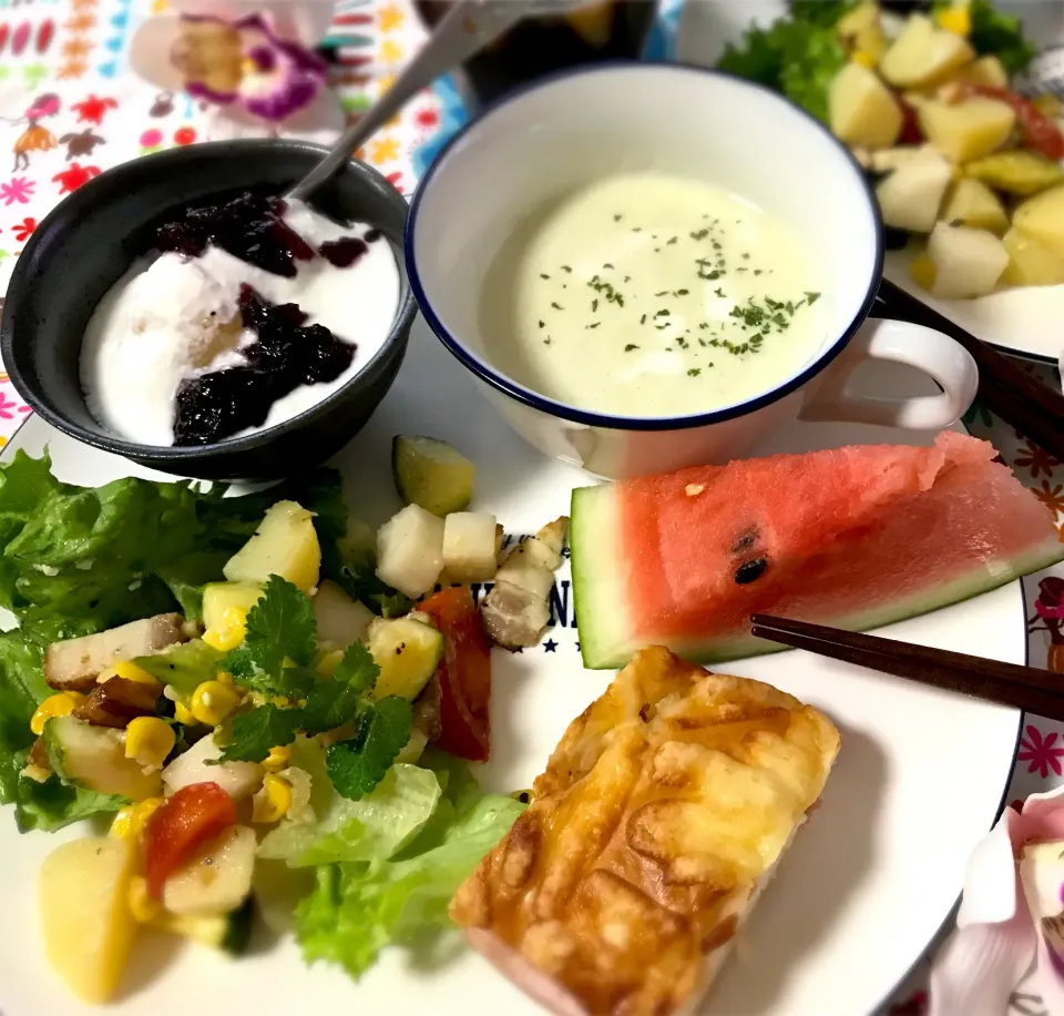 Snapdishの料理写真:うっまーなトロトロアボカド冷製ポタージュ🥑で朝ごはん🍽|noeさん