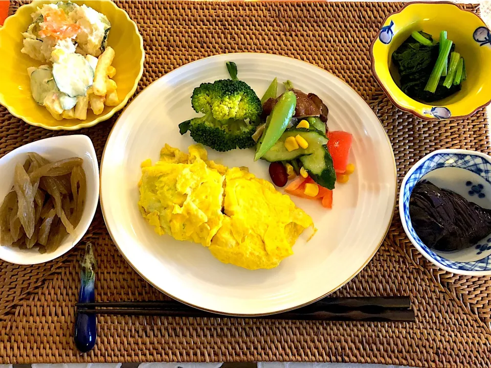 本日の朝ご飯🥣
 #あさごはん  #たまごやき  #サラダ🥗|Yukie  Toriseさん