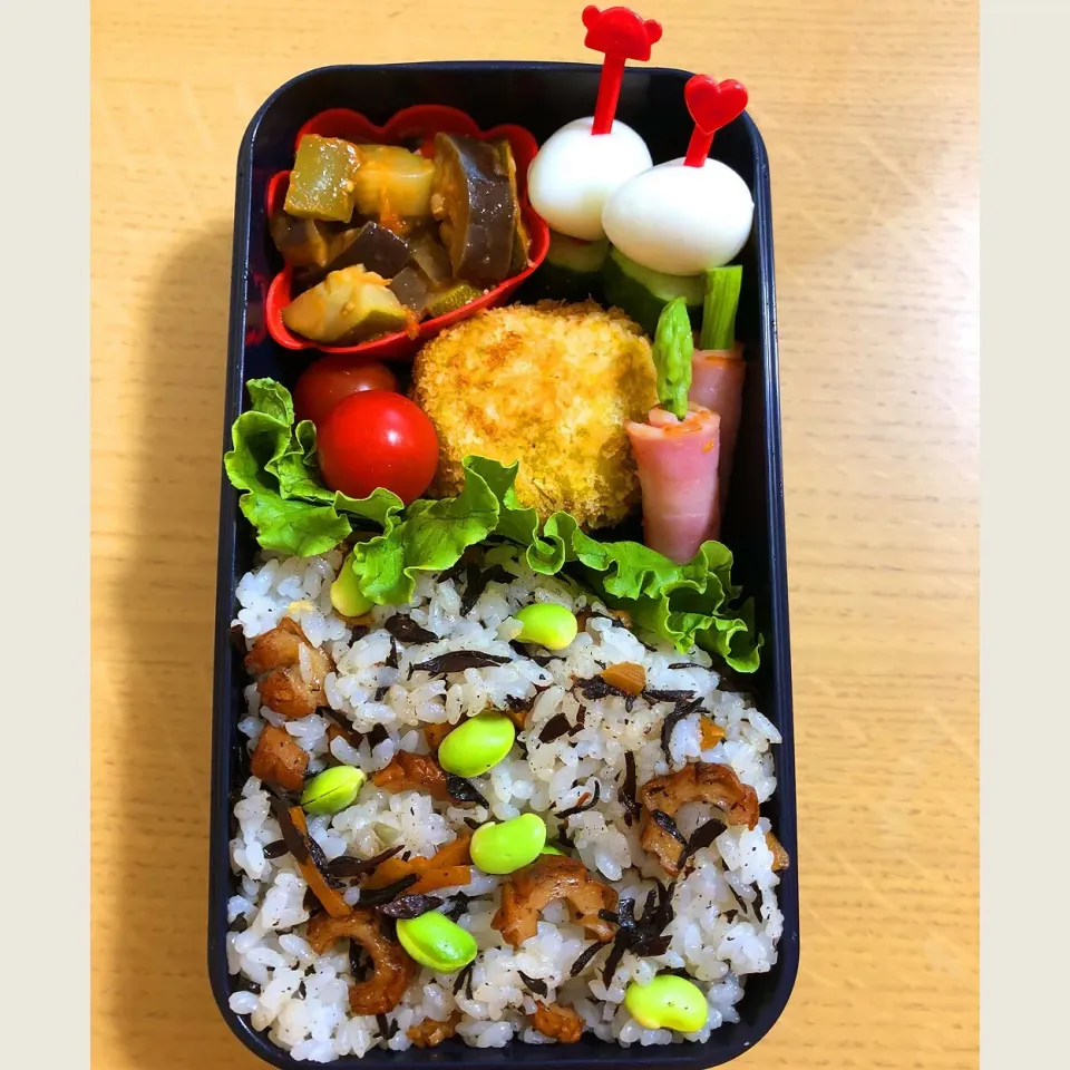 Snapdishの料理写真:パパ弁当♪
ひじきご飯
カボチャコロッケ
ラタトゥイユ
アスパラのベーコン巻き
うずら卵とキュウリ
トマト|erikaさん