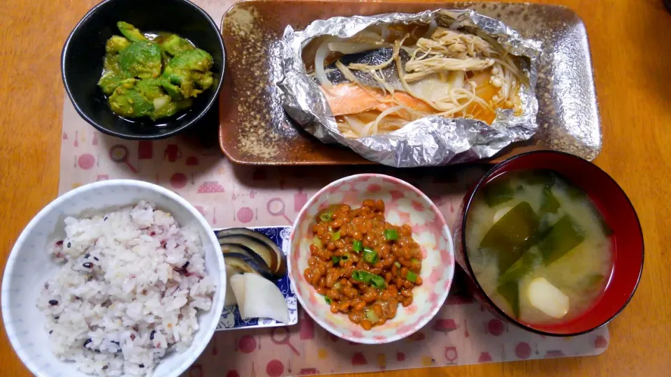 ６月６日　鮭ときのこのホイル焼き　アボカドの薬味ポン酢　納豆　お味噌汁　お漬け物|いもこ。さん