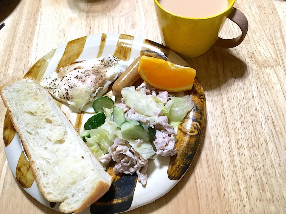 Snapdishの料理写真:今日の朝ごはん❤️(人'▽`)

朝焼き食パン🍞にバター
目玉焼き
冷しゃぶサラダ
ウインナー
オレンジ
ミルクティー|さくたえさん