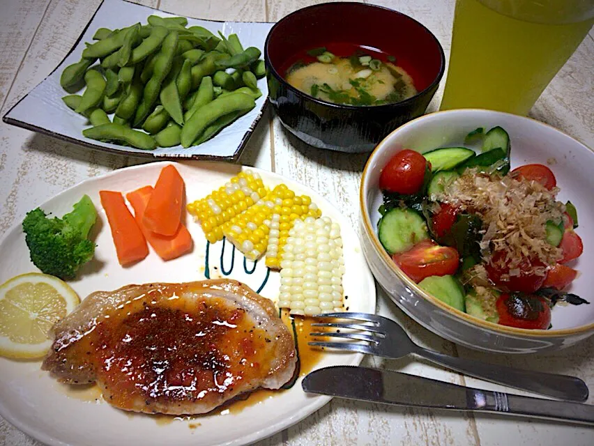 今日の男飯(｡-_-｡)ポークステーキ&きゅうりとトマト🍅とワカメの浅漬け&じゃがいもとワカメの味噌汁&やめられない、とまらない枝豆🎶|ひーちゃんさん