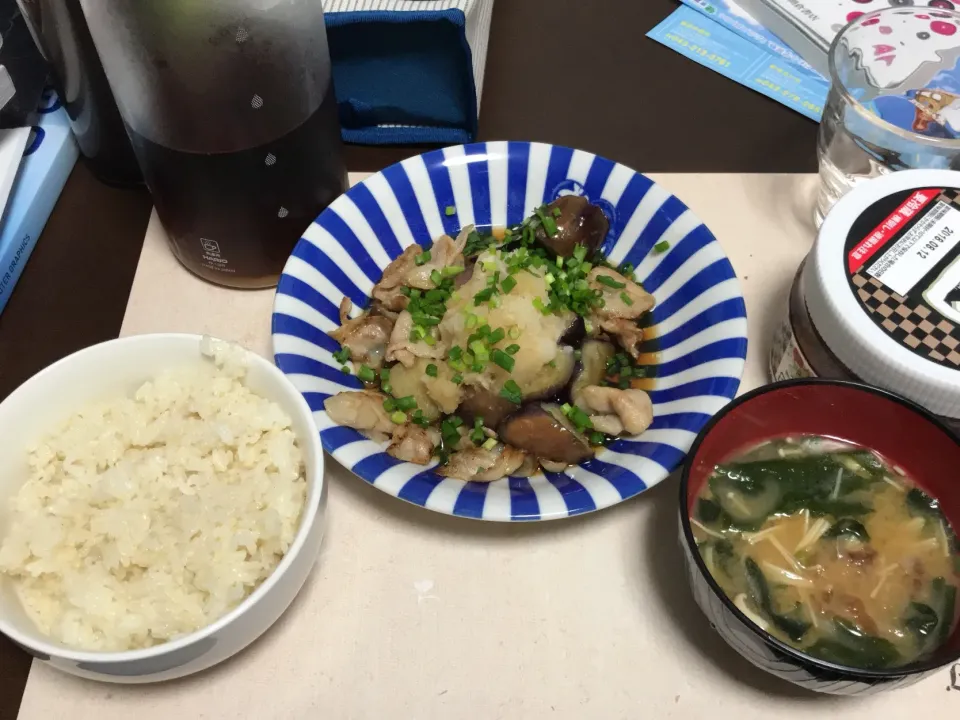 Snapdishの料理写真:なすと豚肉のおろしのせ、みそしる、ごはん、キムチ|ohwayさん