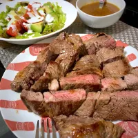 Snapdishの料理写真:ステーキ🥩 とアボカドとトマトのサラダ😊