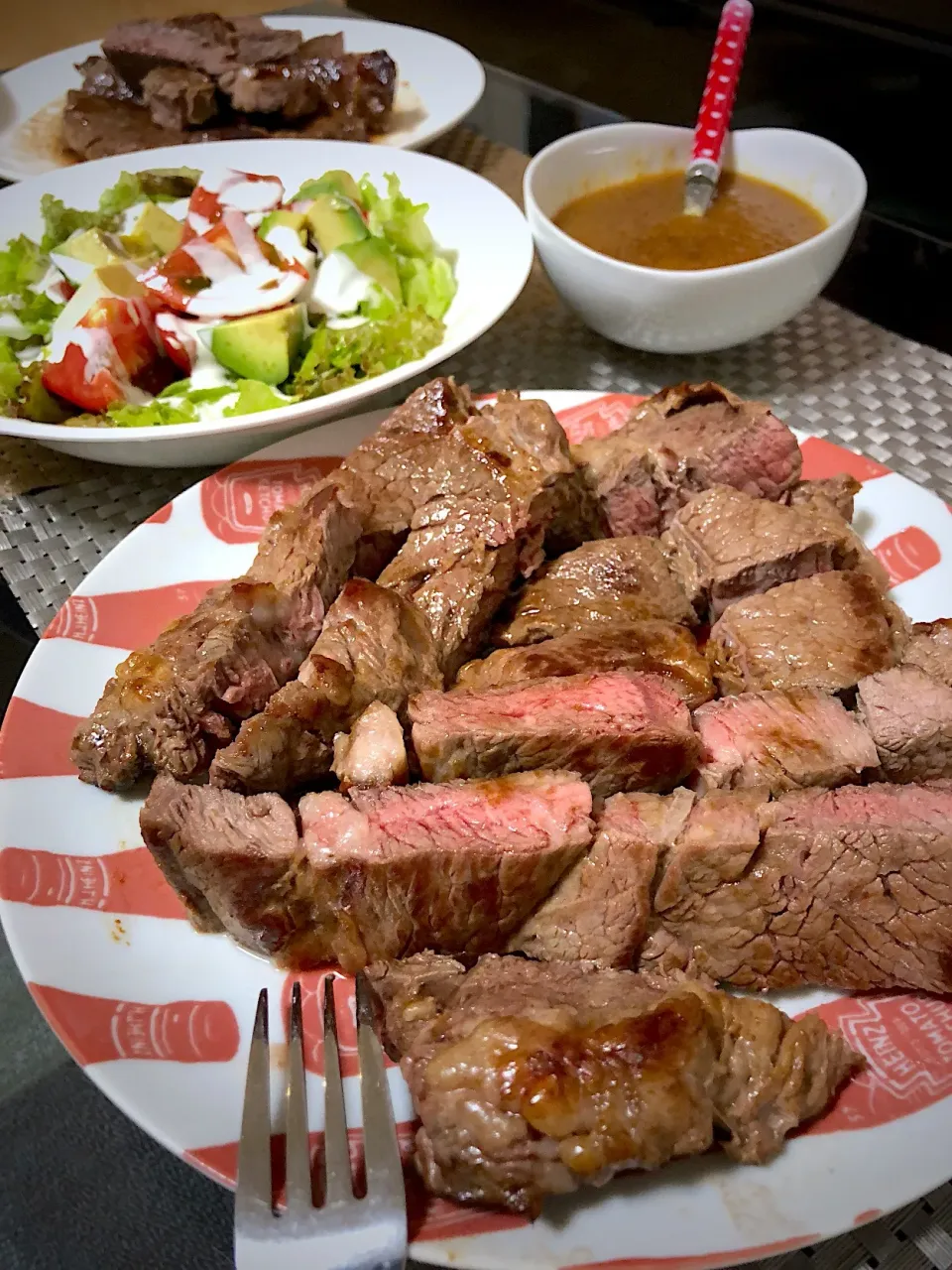 ステーキ🥩 とアボカドとトマトのサラダ😊|ゆかりさん