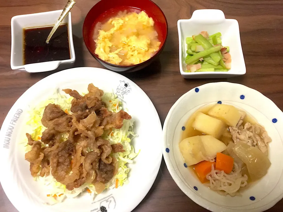 豚バラかりかり揚げ丼 新たまと玉子の味噌汁 肉じゃが きゅうりの中華風炒め|おさむん17さん