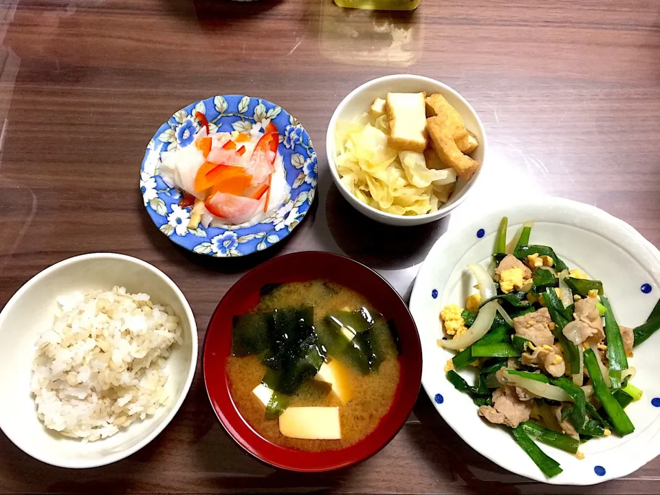 にらと玉子の炒め物 キャベツと厚揚げの出汁煮 カラフルなます ワカメと豆腐の味噌汁|おさむん17さん