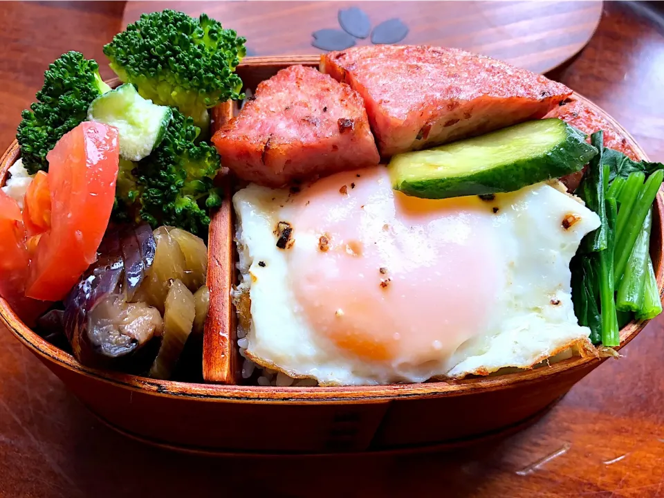 Snapdishの料理写真:本日のお弁当🍱🍙ハムステーキ🥩目玉焼き🍳茄子の煮浸し🍆ブロッコリー🥦 #わっぱ弁当  #お弁当  #たまごやき  #札幌  #ハムステーキ|Yukie  Toriseさん