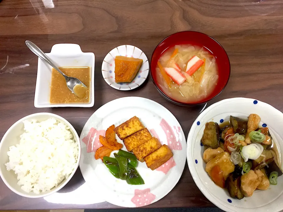 Snapdishの料理写真:焼き野菜と厚揚げの味噌だれ なすと鶏むねのとろっと煮 かぼちゃの煮物 白菜とカニカマの味噌汁|おさむん17さん