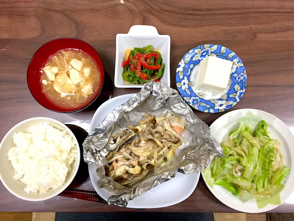 Snapdishの料理写真:鮭ときのこのホイル焼き キャベツの生姜煮 ピーマンとパプリカの酢の物 豆腐と切り干し大根の味噌汁 冷奴|おさむん17さん