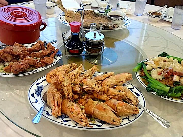 Lunch time  #chinesecuisine #saltandpeppershrimp #saltandpepperporkchop #housespecialnoodles|🌺IAnneさん