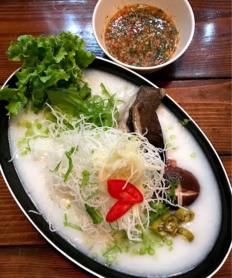 Snapdishの料理写真:エイお粥”โจ๊กปลากระเบนจ้า ..ของหายาก”😋🐟ทานข้าวเที่ยง..บ่ายแก่ๆกันจ้า😅@Little Bangkok kyobashi👍🇹🇭|Porr Ishidaさん