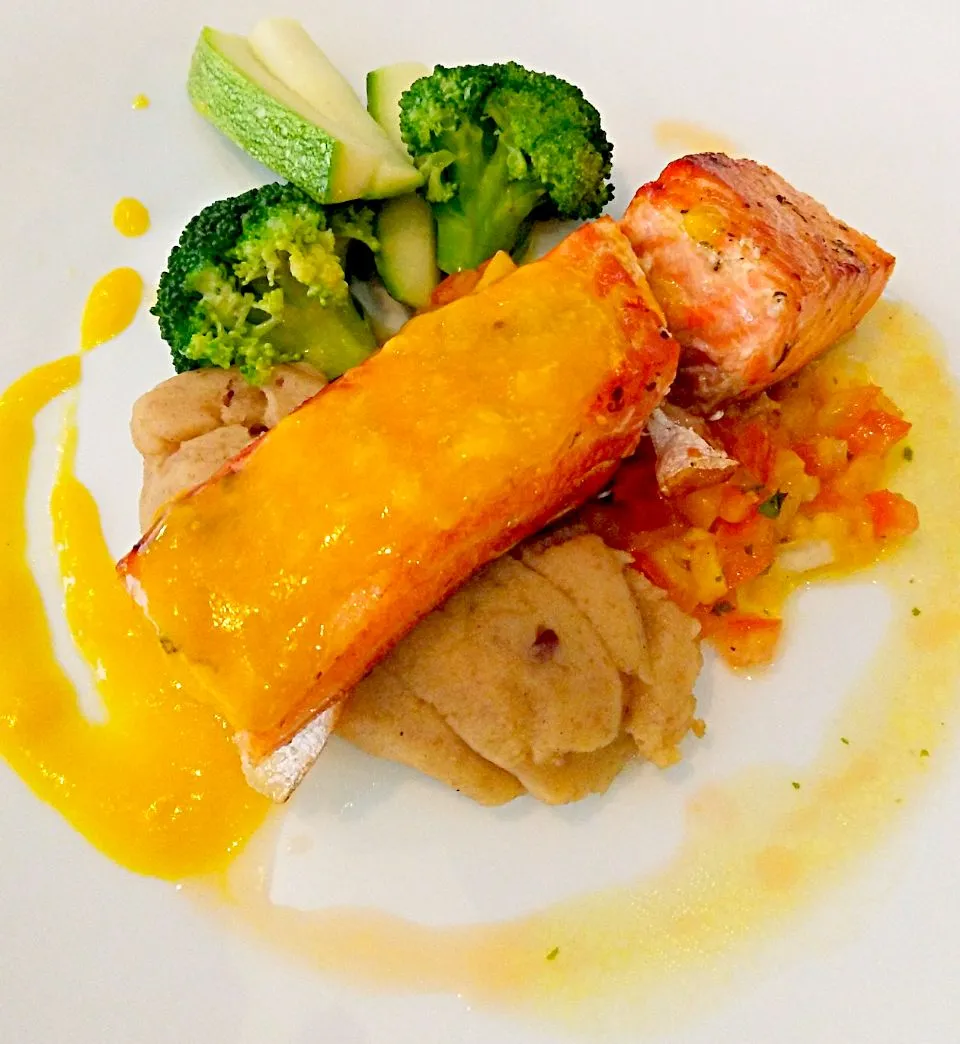 grilled salmon with mango salsa and mango puree|Mariano Ngさん