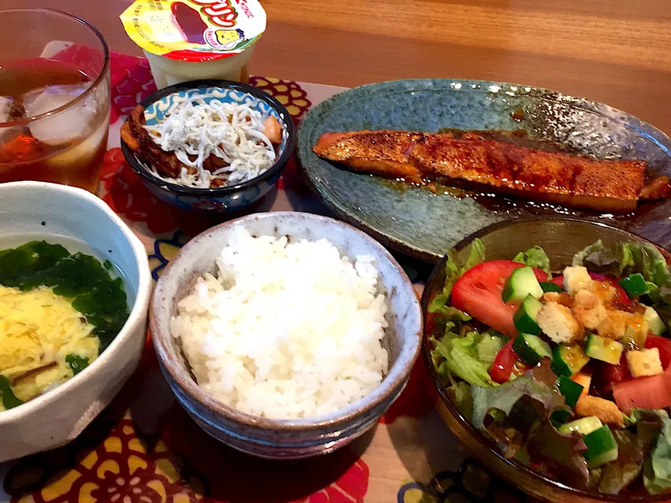 晩御飯
シャケハラスの蒲焼き、サラダ、しらす干し、白米、卵スープ、プリン|かよちゃんさん