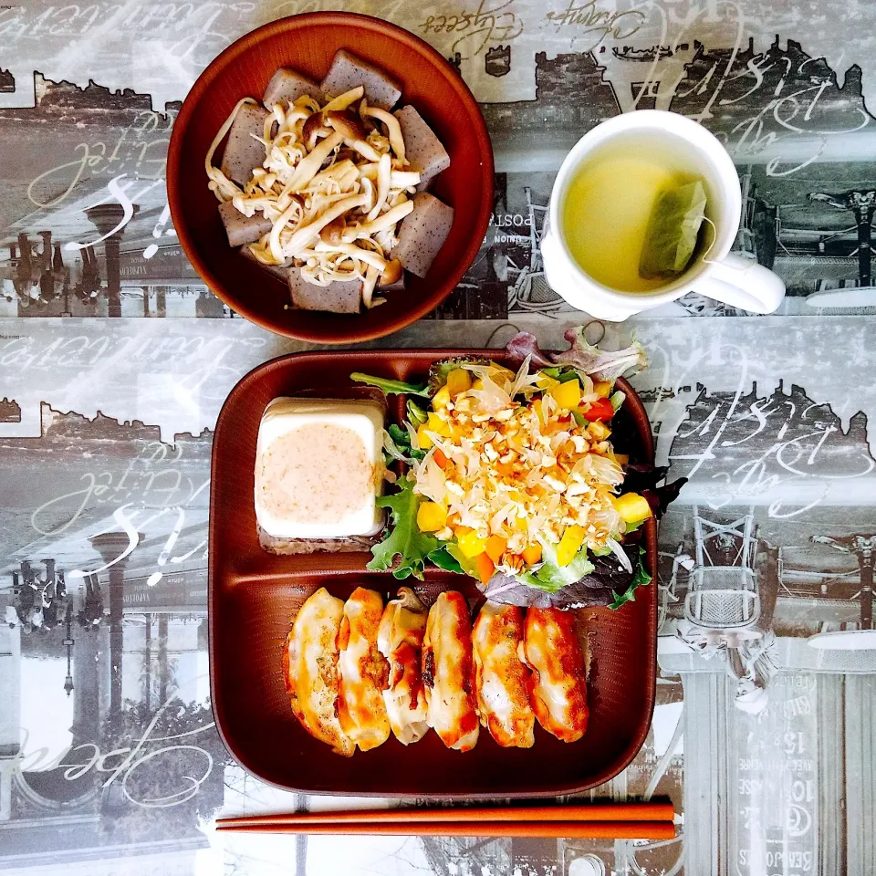 土曜の晩ご飯♪ギョウザ🥟・サラダ🥗・冷や奴・きのことこんにゃくの煮物|キノコ🍄さん