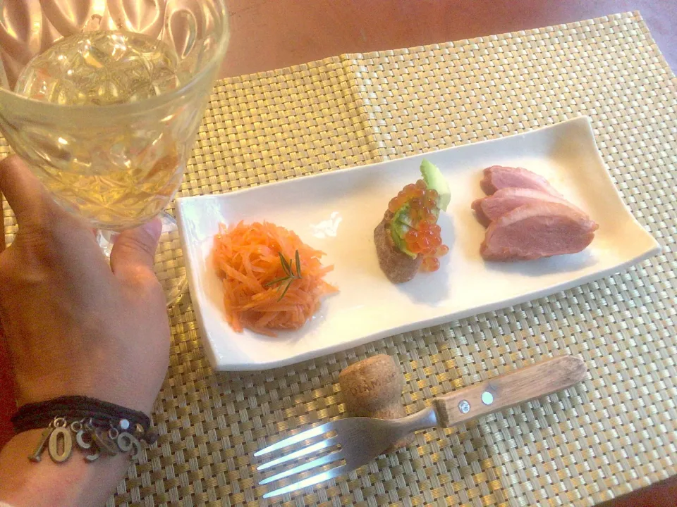 Snapdishの料理写真:attends un moment☝️"ちょっとこれで待っててね🍷🇫🇷ｷｬﾛｯﾄ ﾗﾍﾟ･ｱﾎﾞｶﾄﾞ&いくらのｶﾅｯﾍﾟ･鴨の紅茶煮ｽﾓｰｸ|🌈Ami🍻さん