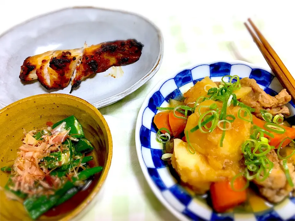 雨なので煮物。笑
圧力鍋で煮た肉じゃがと、初めての西京焼き、オクラのおひたし。西京焼きってどうやって焼くの？笑笑|KKOさん