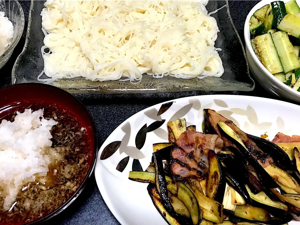 高級素麺、大根おろしつゆ、すりゴマ生姜ポン酢キュウリ、おかか茄子ベーコン炒め|ms903さん