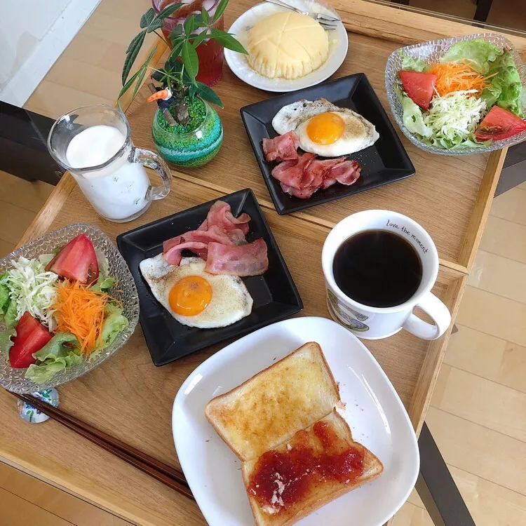 7/8❤︎休日モーニング❤︎
#モーニング #朝ごはん #おうちごはん  #トースト #チーズ蒸しパン #目玉焼き #カリカリベーコン|Makinsさん