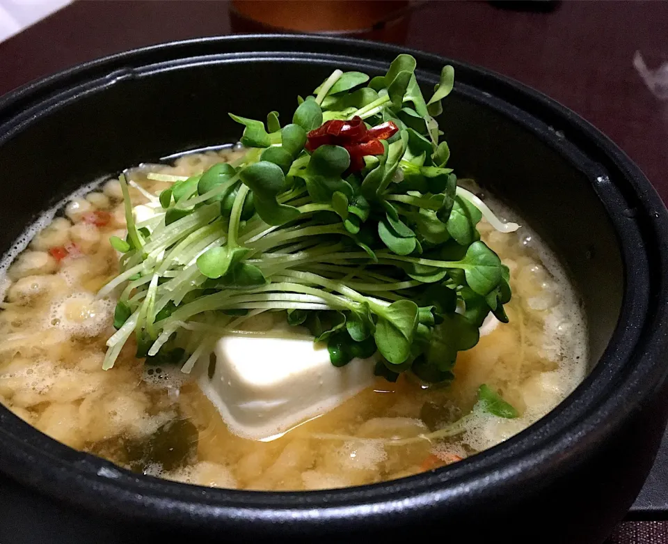 宿ぐらしの朝ごはん☀️☀️🔆
貝割れ湯豆腐 味噌汁仕立て|ぽんたさん