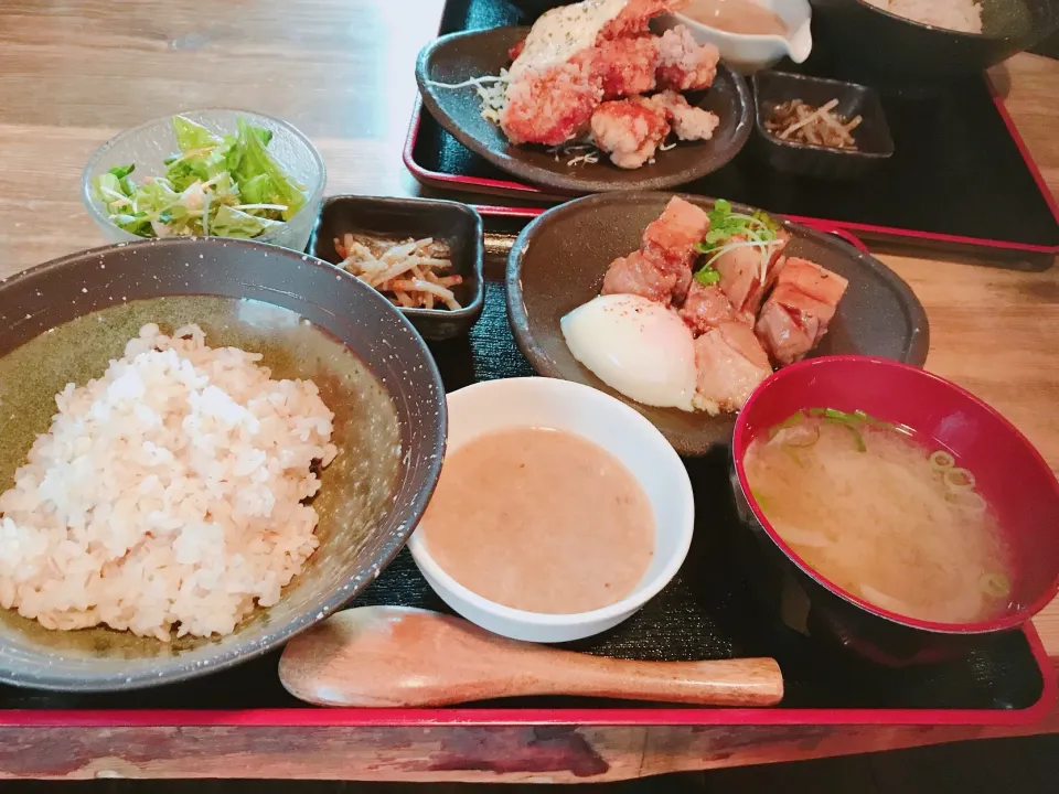 Snapdishの料理写真:とろろと豚角煮定食|ちゃみこさん