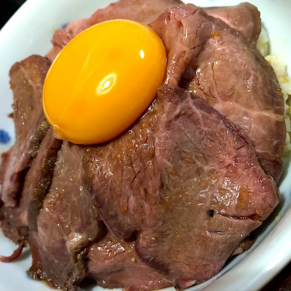 ローストビーフ丼🥩|宙まめさん