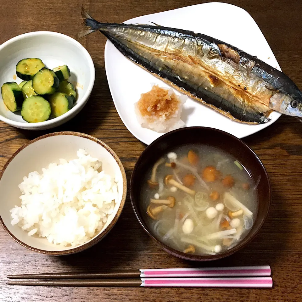 Snapdishの料理写真:#ごはん 
 #さんまの塩焼き 
 #きゅうりのピリ辛漬け 
 #なめこの味噌汁|まきさん