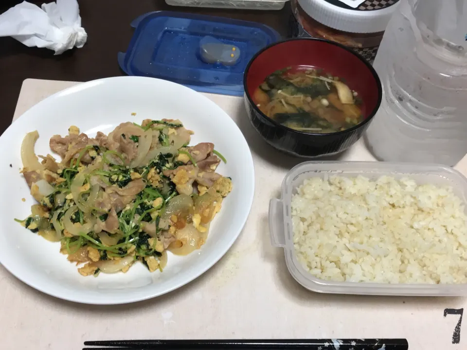 豆苗と豚肉の卵炒め、味噌汁|ohwayさん