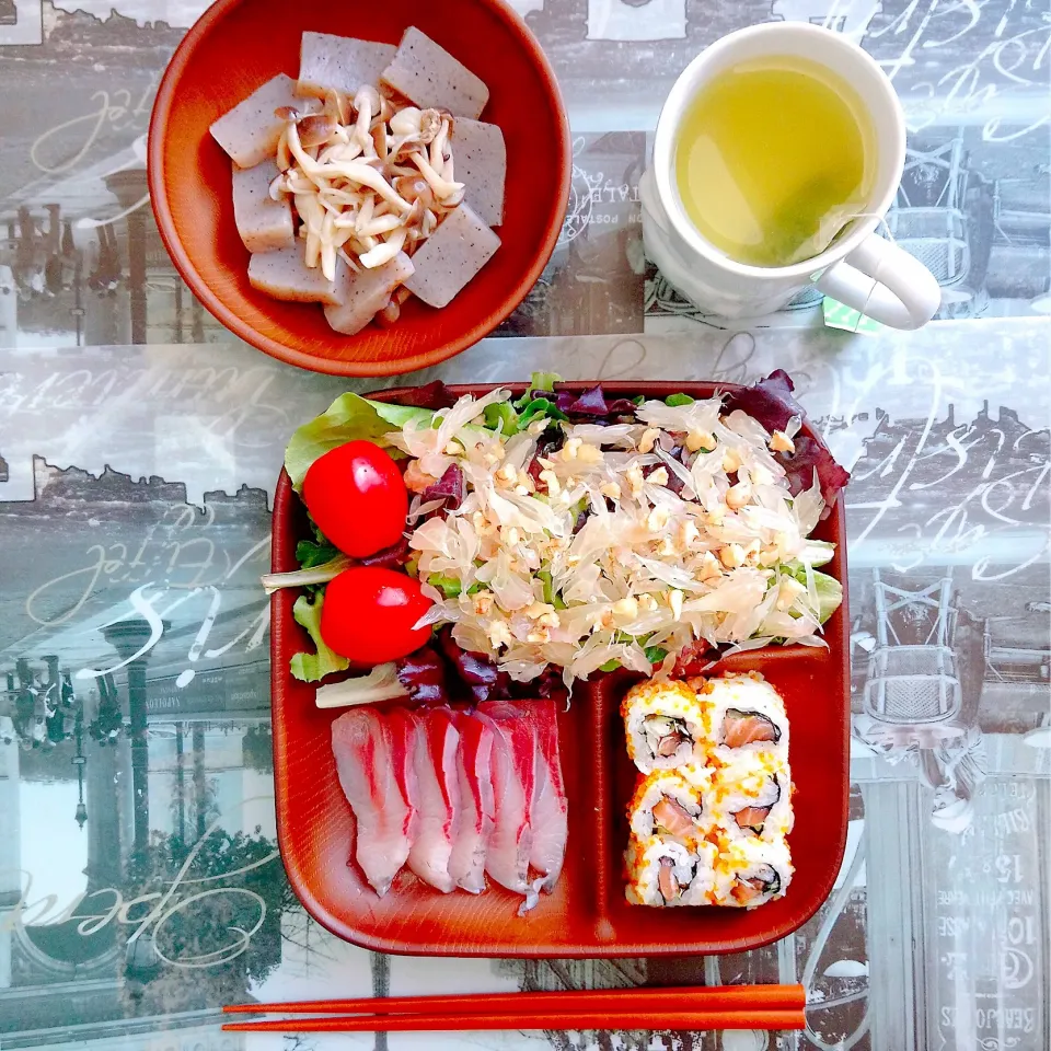 日曜の晩ご飯♪ お刺身・裏巻き・サラダ・きのことこんにゃくの煮物|キノコ🍄さん