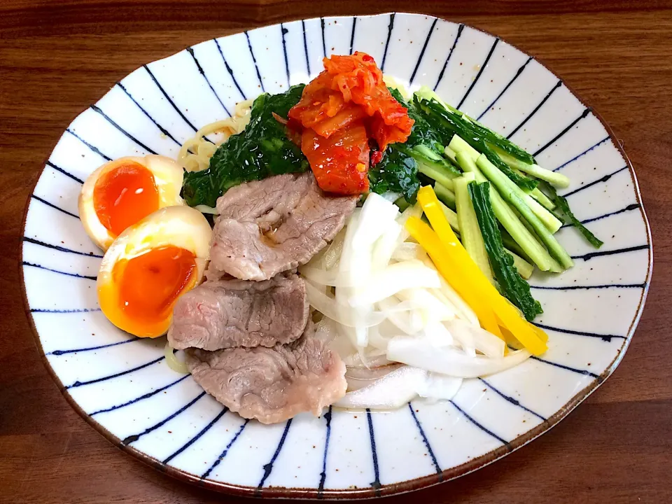 スタミナ冷やし中華🥩🌿🌶 暑い自宅昼に😋|ぱぴこ家さん