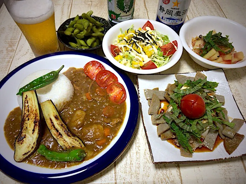 今日の男飯(｡-_-｡)テニスの試合で一日で３kg減少してしまいバージョン🎶
夏野菜のカレー🎶
黒はんぺん大葉冷奴
スイートコーンサラダ
枝豆
スイカの漬け物🎶|ひーちゃんさん