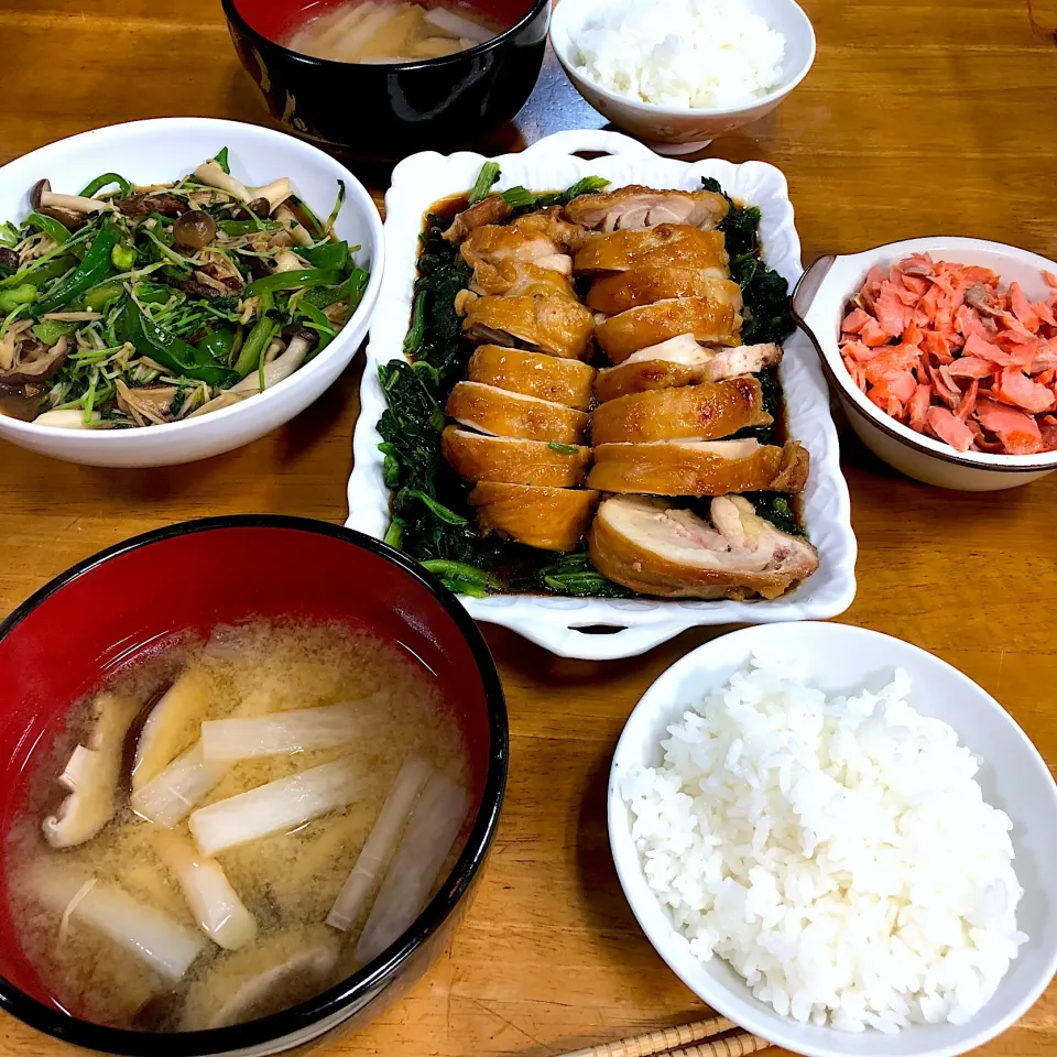 鶏チャーシュー、焼き鮭、豆苗とキノコの醤油炒め、キノコと大根の味噌汁＼(^o^)／|すかラインさん