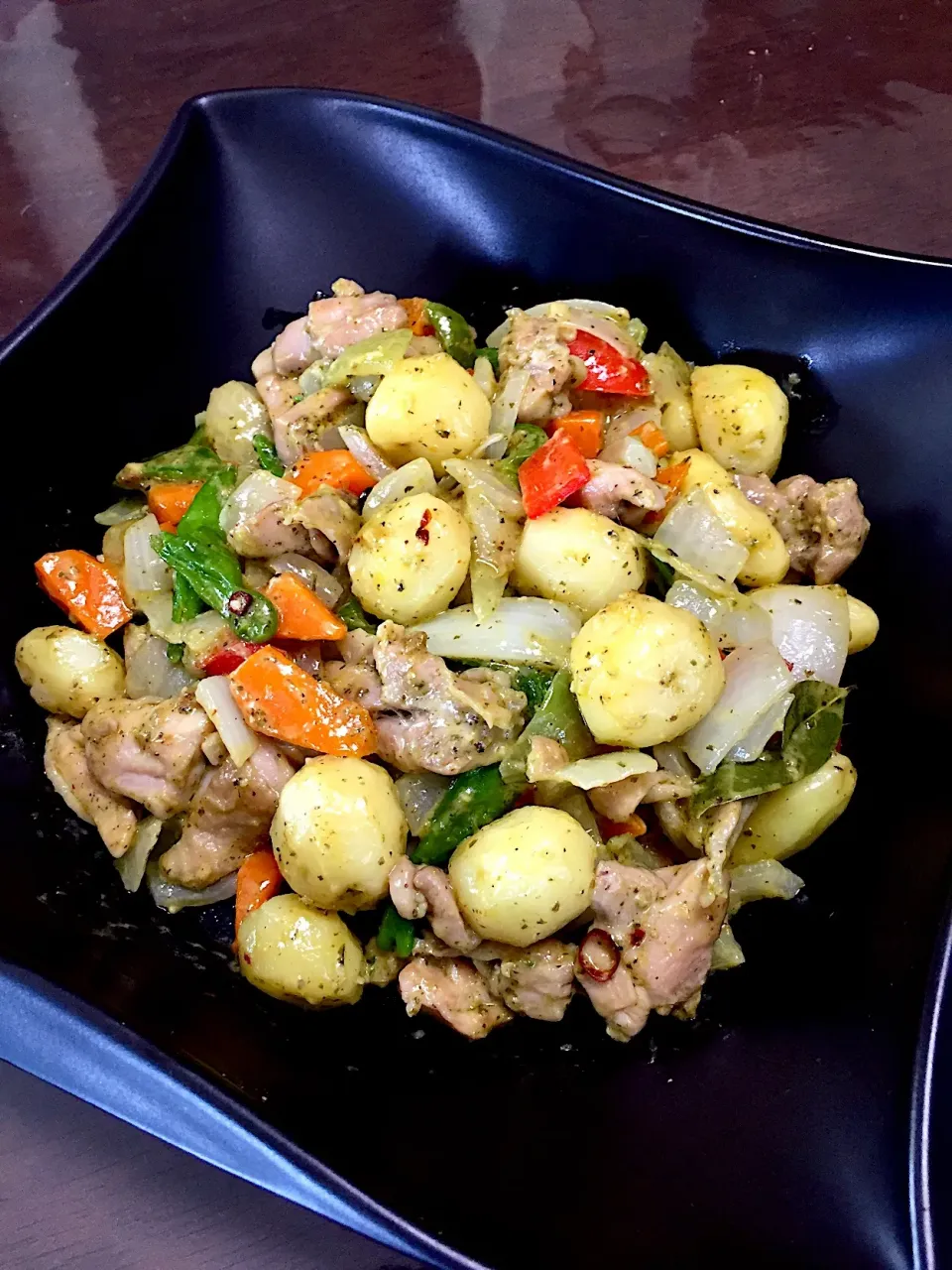 じゃがいもと鶏肉のバジルペースト炒め🎵|tachiさん