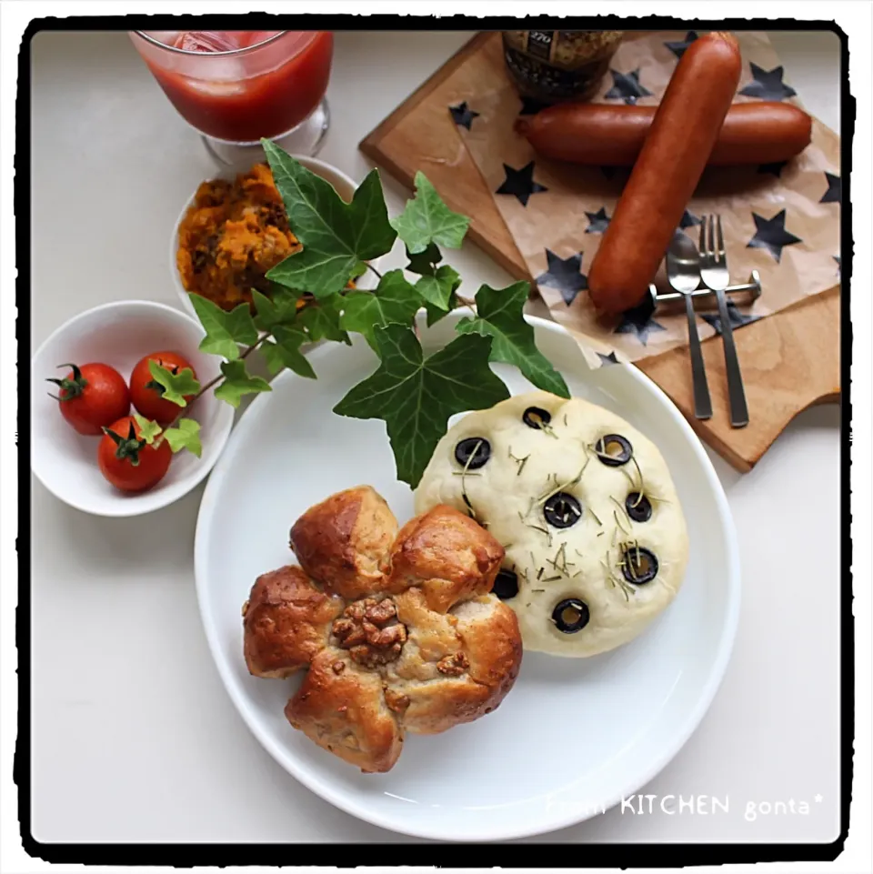 Snapdishの料理写真:くるみパンとオリーブフォカッチャ🥖|gonta*さん