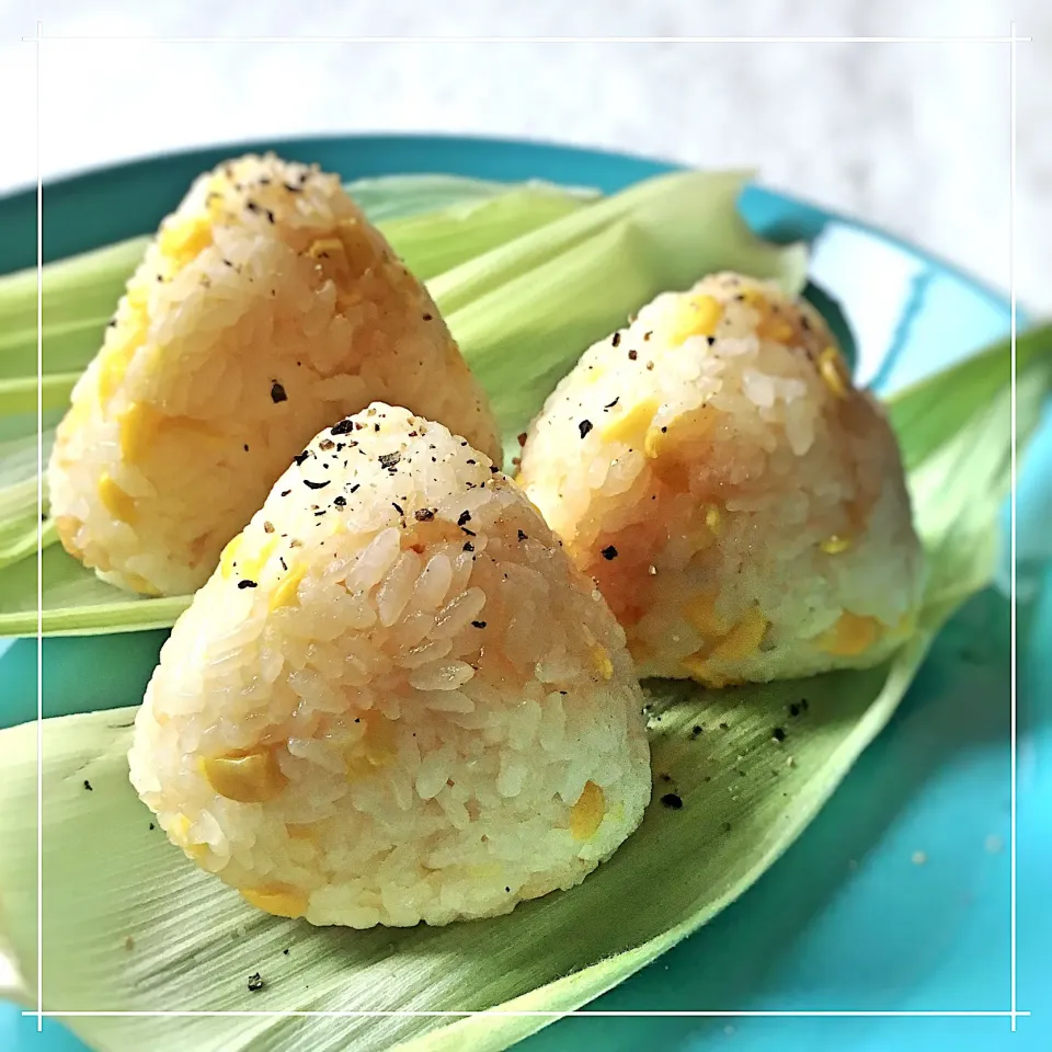 Snapdishの料理写真:sakurakoちゃんの料理 甘酒入りトウモロコシご飯のおにぎり🍙|izoomさん