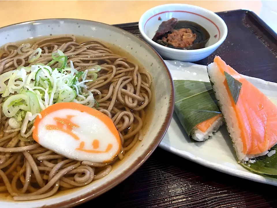 営業マンの昼ごはん☀️☀️🔆
かけそばとますの寿司のセット|ぽんたさん