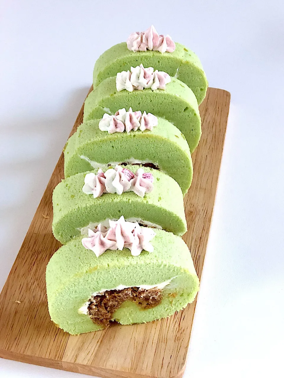 Pandan roll cake with gula melaka coconut|12Dragonさん